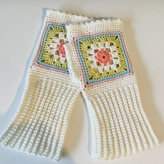 Dahlia - Fingerless Gloves
5