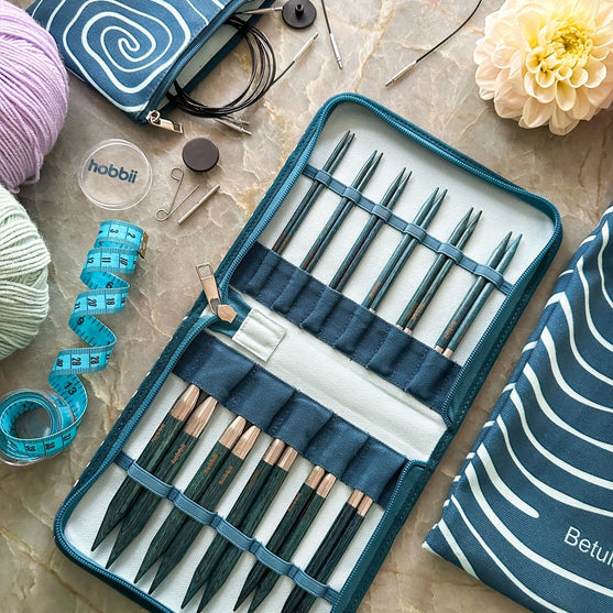 Set d'aiguilles circulaires interchangeables Betula Deluxe - Cerulean - Hobbii
10