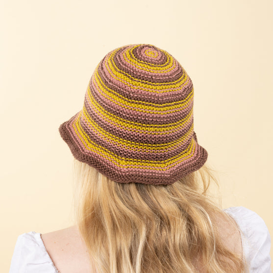 Sopka - Chapeau seau avec bordure
5