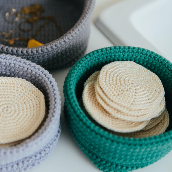 Make-up pads and pots
6