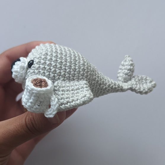 Charlie - Le phoque sirotant un chocolat chaud
2