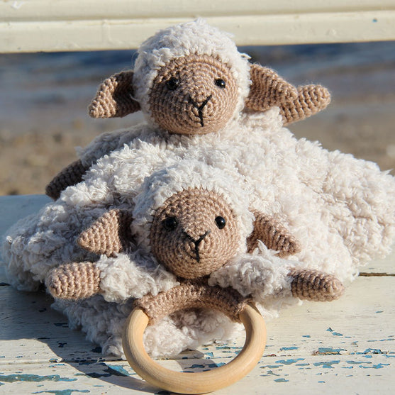 

Chanel sur doudou et rond en bois
1