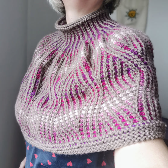 

Outlandish - Capelet
2