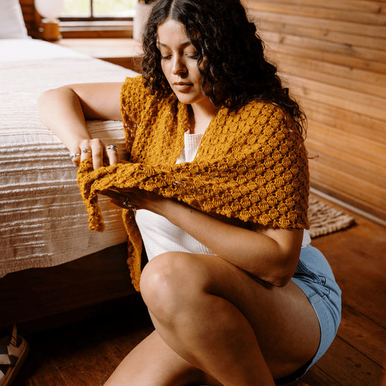 

Grisaille - Châle Triangulaire Ajouré - Kit crochet
5
