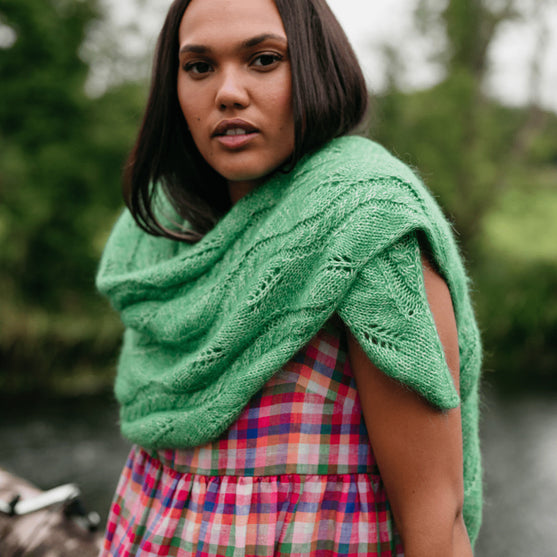 

Hiedra Shawl - Wrap mit Blattmotiv
4