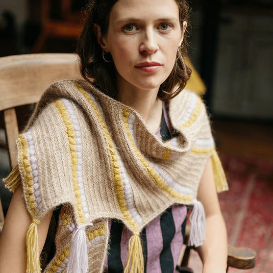 

Calendula Shawl - Châle avec Bobbles et Franges
2
