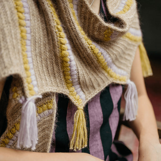 

Calendula Shawl - Châle avec Bobbles et Franges
3