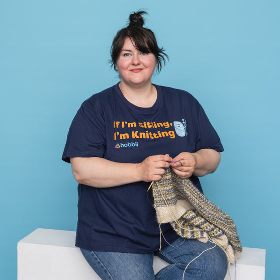 

Sitting Knitting T-shirt - Yarniis (Edition limitée) - Hobbii
3