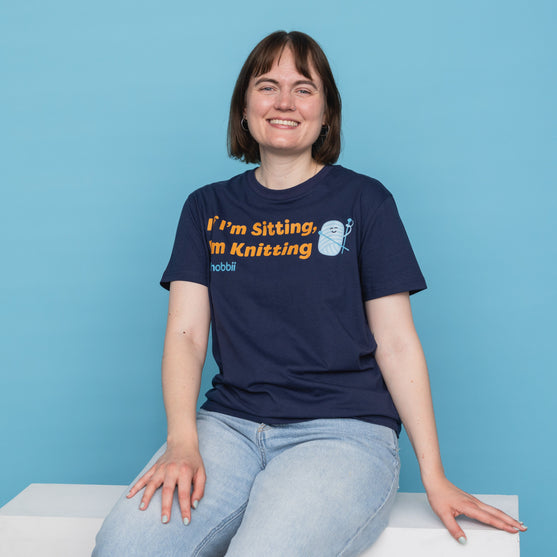 

Sitting Knitting T-shirt - Yarniis (Edition limitée) - Hobbii
8