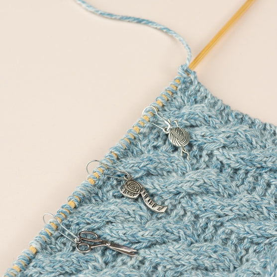 

Stitch Markers w. Shawl Needle - Hobbii
4