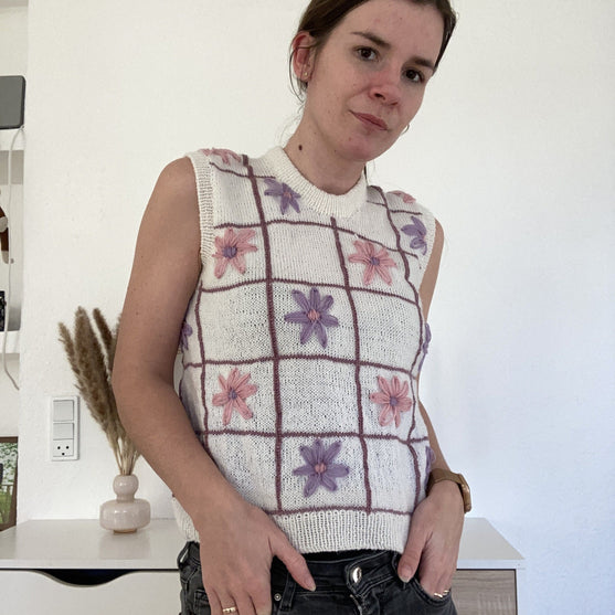 

Flower Puff - Vest
2