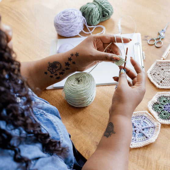 

#FrostandBloomCAL: Crochet-along kit - Hobbii
3