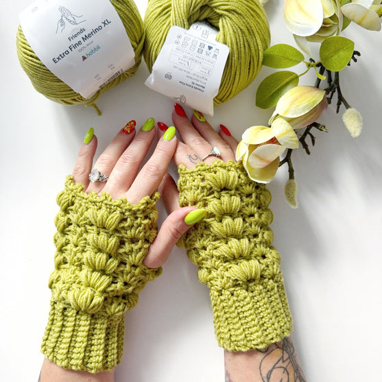 

Amarië - Fingerless Gloves
2