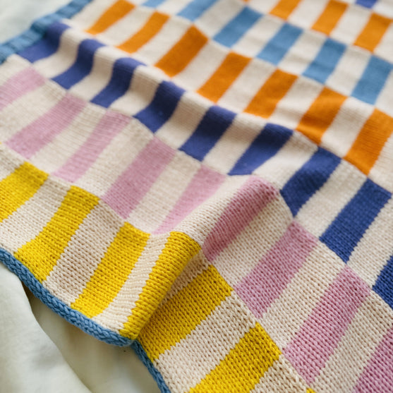 

Hilma - Couverture Bébé - Kit tricot
4