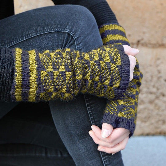 Mitts with Diamond Pattern